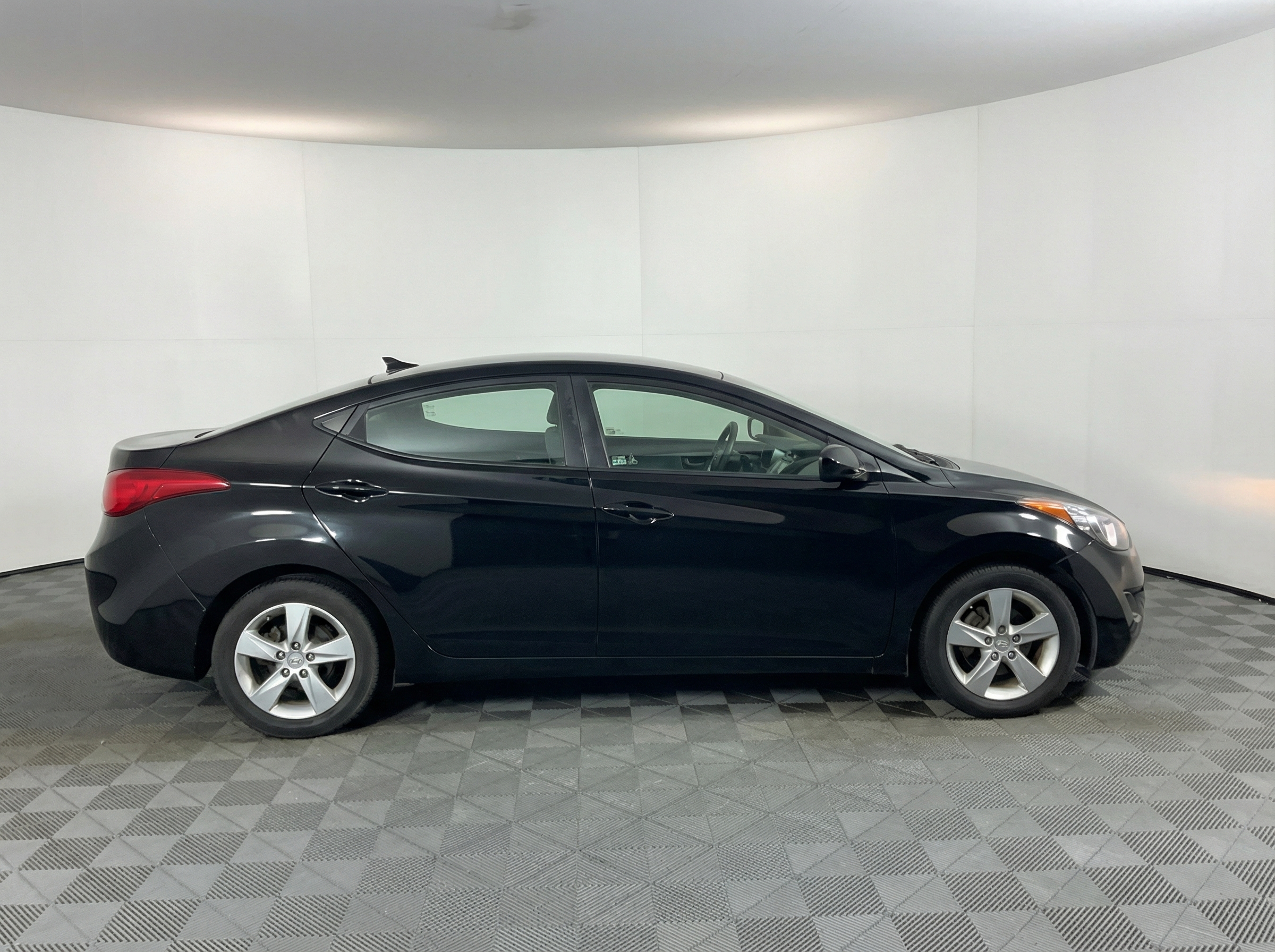 2011 Hyundai Elantra — photo 2