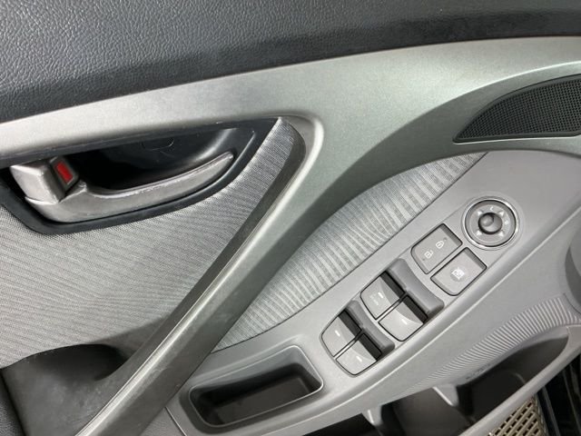 2011 Hyundai Elantra — photo 4