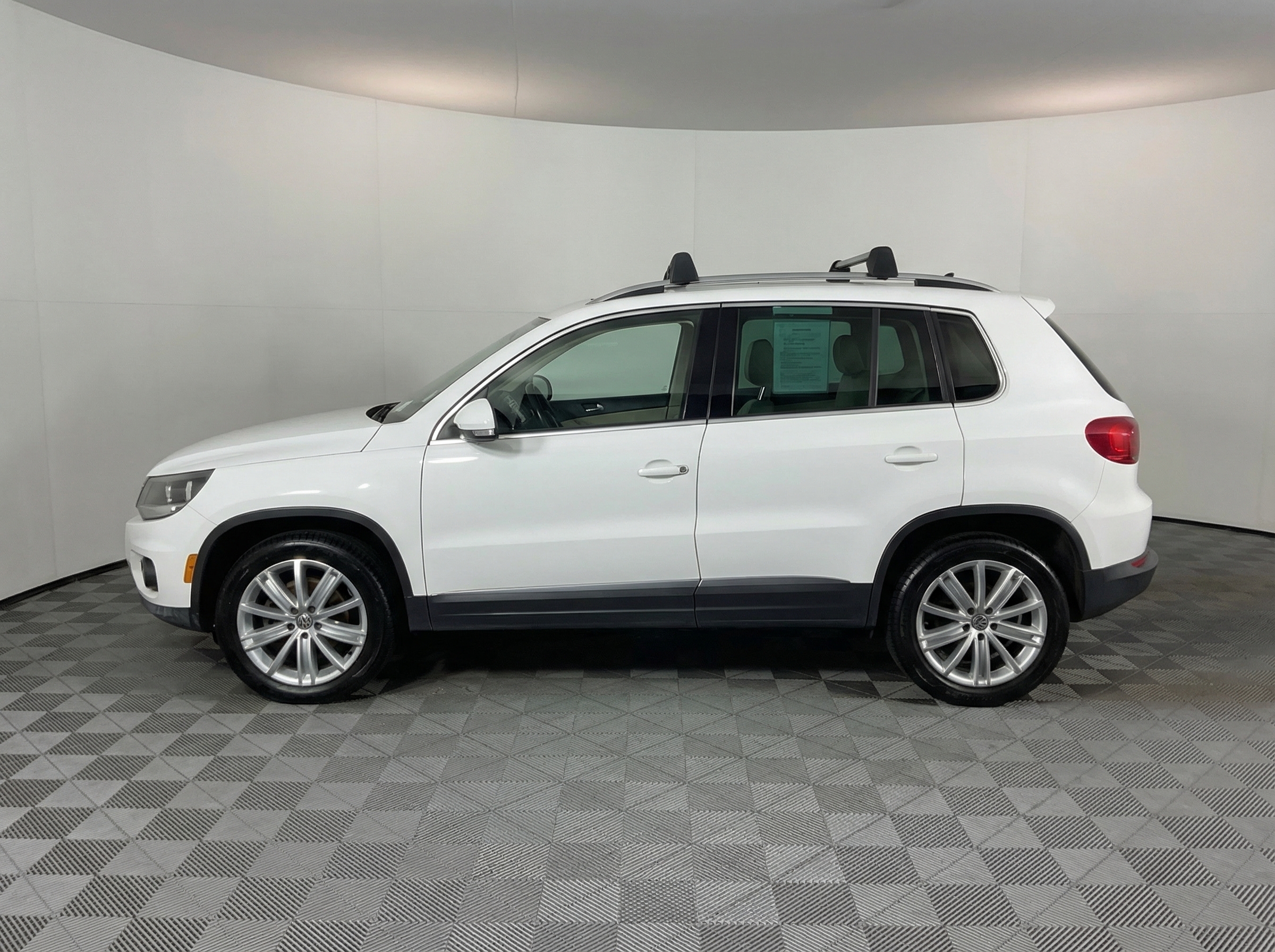 2012 Volkswagen Tiguan — photo 2