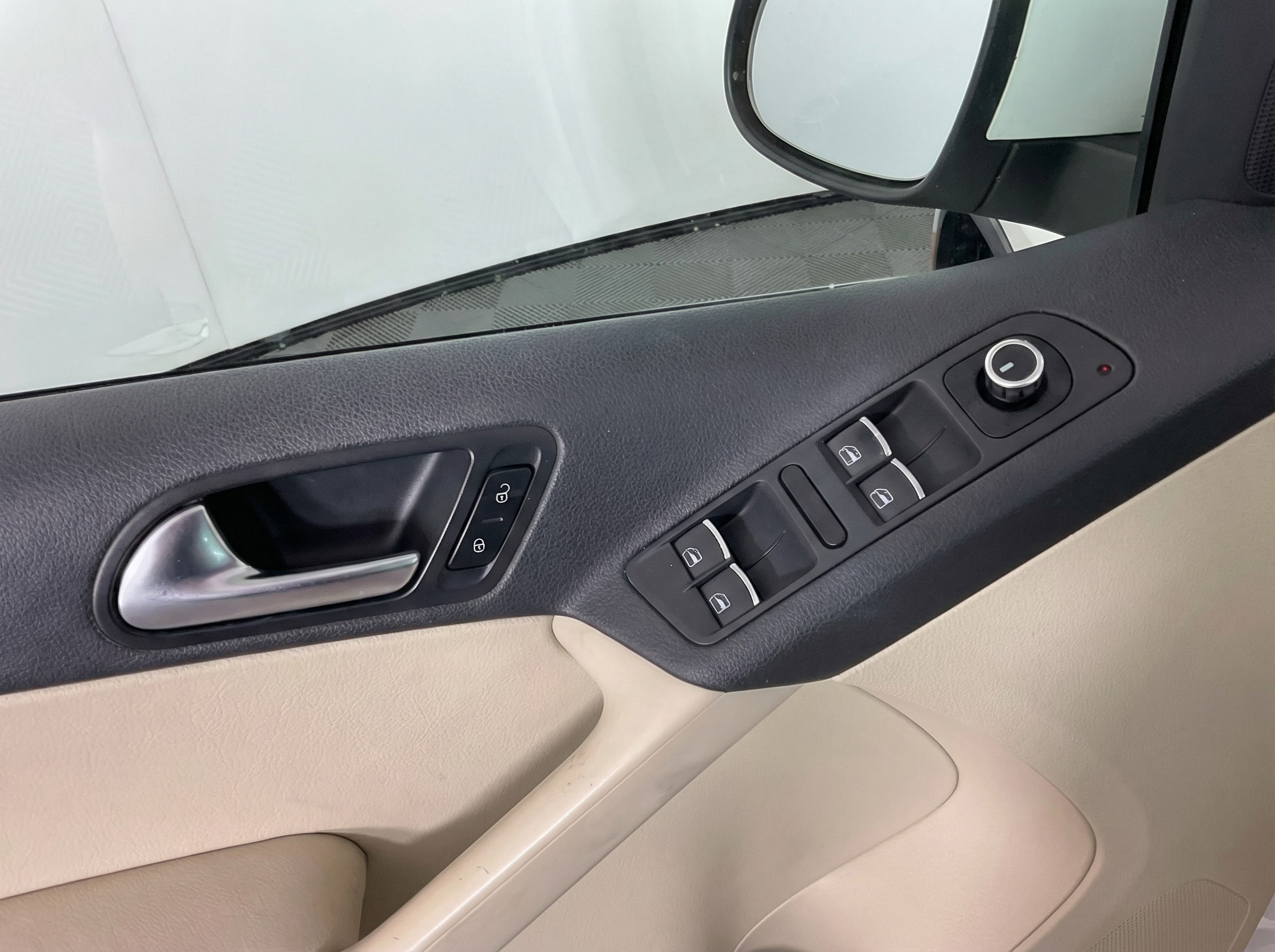 2012 Volkswagen Tiguan — photo 4