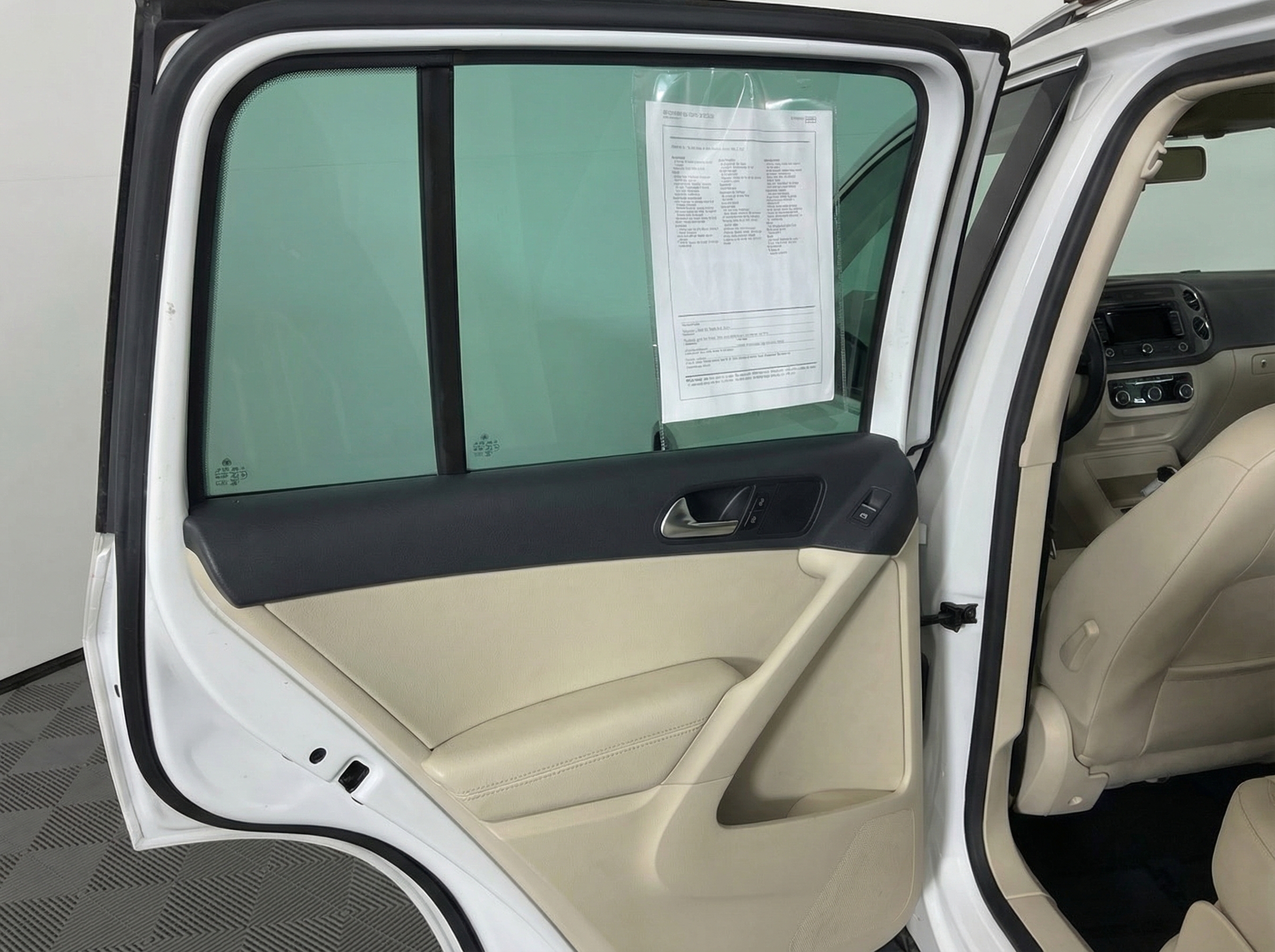 2012 Volkswagen Tiguan — photo 12