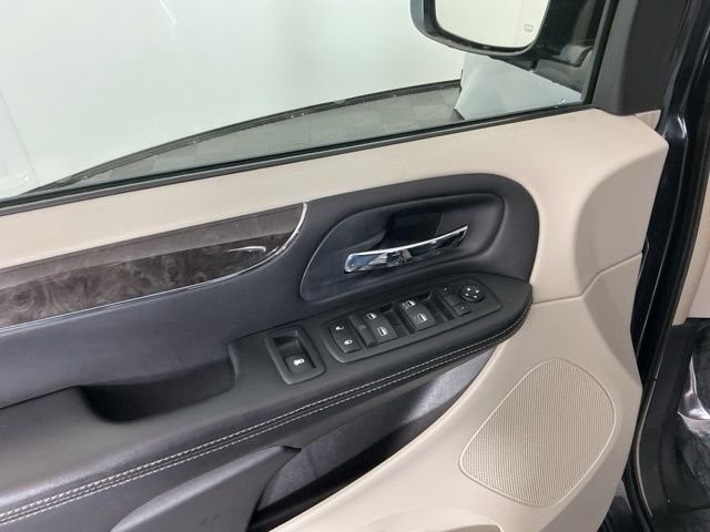 2013 Chrysler Town — photo 4