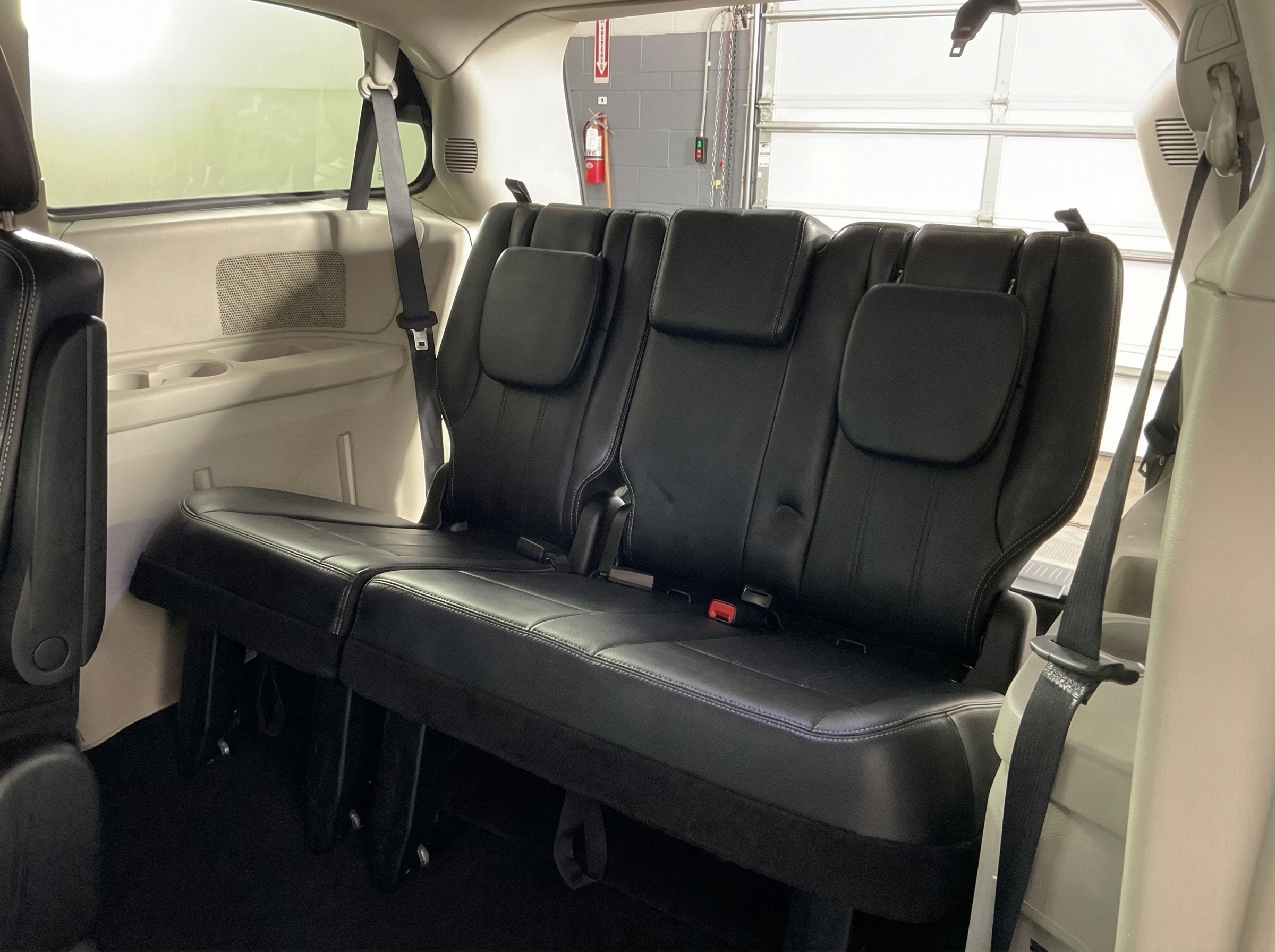2013 Chrysler Town — photo 13