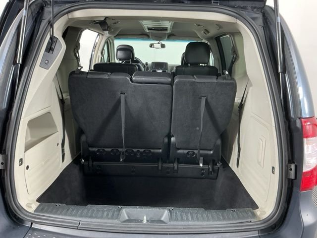 2013 Chrysler Town — photo 14