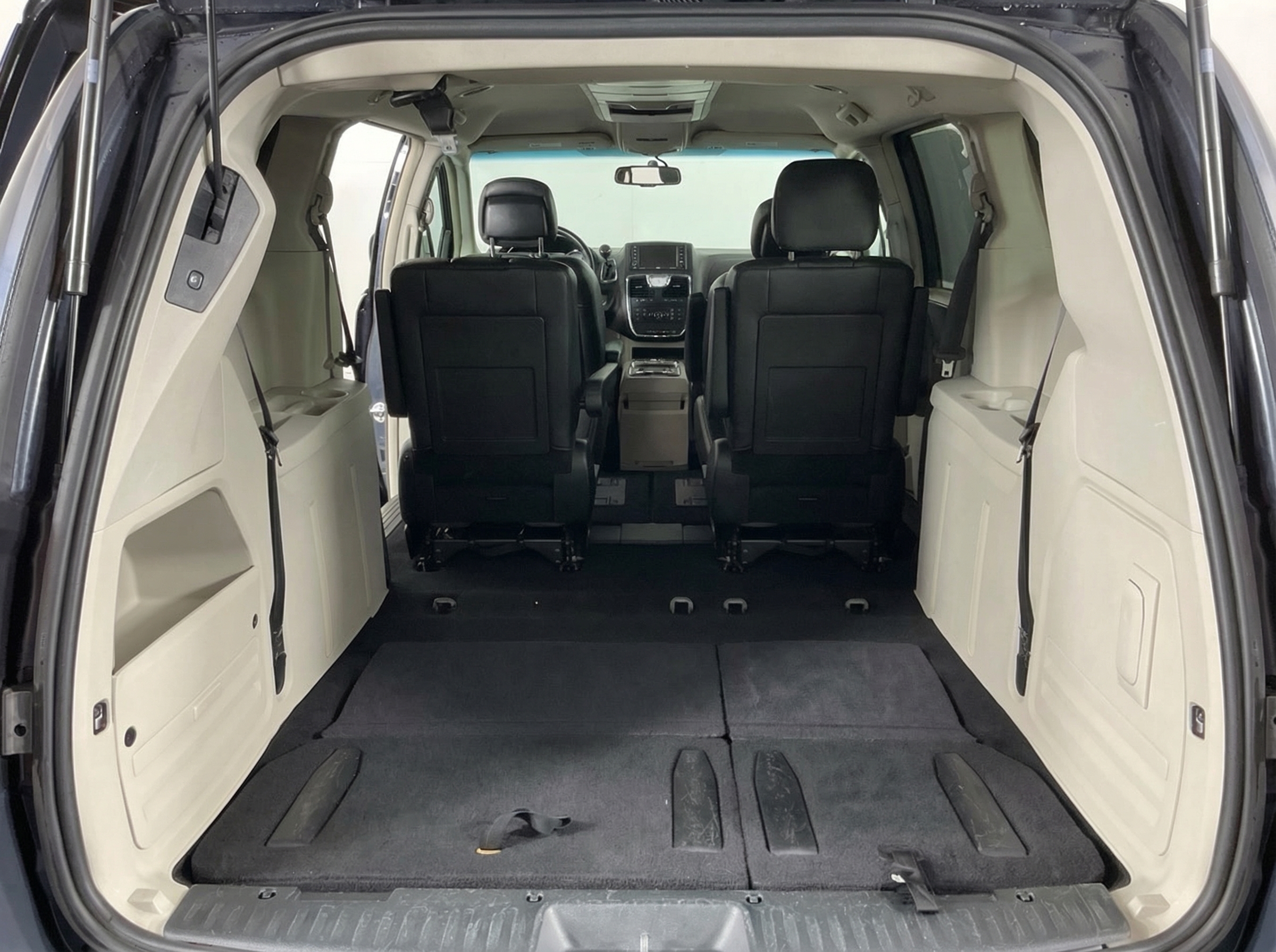 2013 Chrysler Town — photo 15