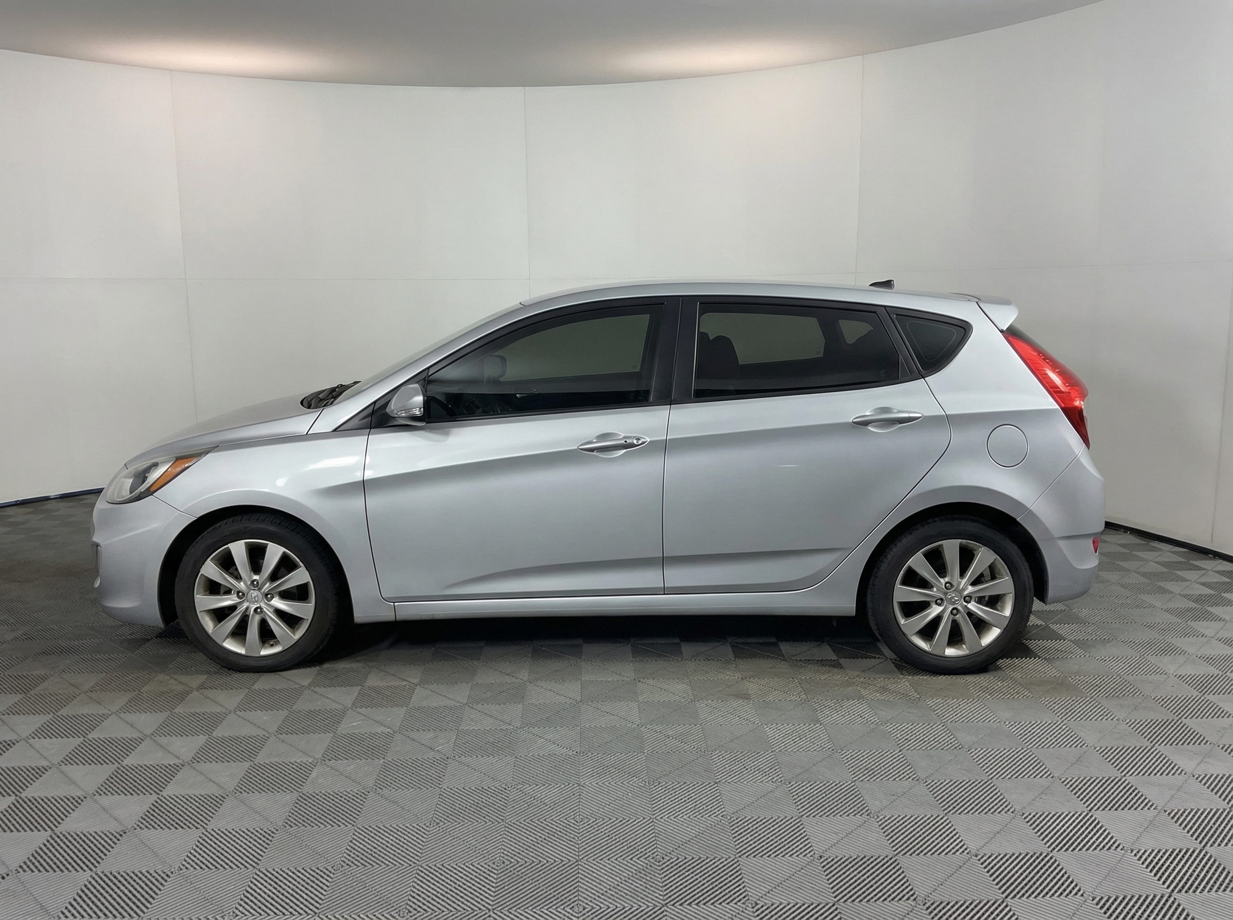 2013 Hyundai Accent — photo 2